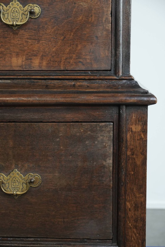 Image 1 of Cómoda antigua inglesa con soporte de principios del siglo XVIII