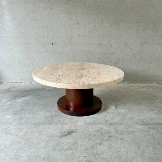 Image 1 of Mesa de centro redonda de travertino con base de madera | Italia, 1970 | Estilo moderno de mediados de siglo