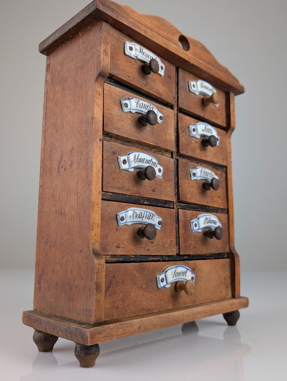 Image 1 of Armoire à épices murale rustique espagnole en bois avec étiquettes en céramique, années 1930