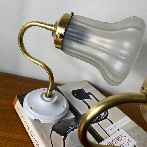 Coppia di applique da parete a collo di cigno in ottone, paralumi a tulipano in vetro trasparente, rosette in porcellana