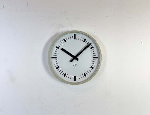 Horloge murale industrielle en bakélite grise de Pragotron, années 1970