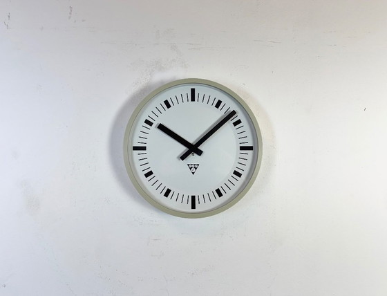 Image 1 of Orologio da parete industriale in bachelite grigia di Pragotron, anni '70