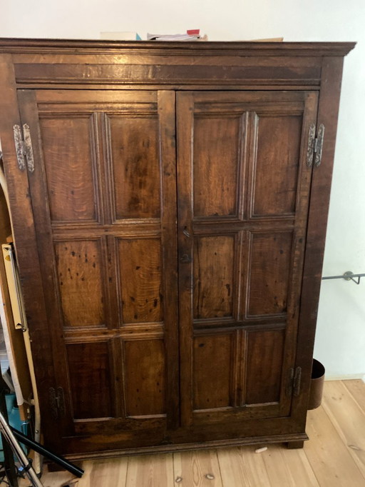 Alter antiker Schrank