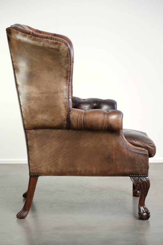 Charaktervoller alter englischer Chesterfield Ohrensessel aus Rindsleder mit schöner Patina und Details (photo 3 of 13)