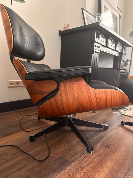 Le fauteuil et le repose-pieds Eames | Charles & Ray Eames