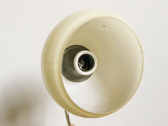 Image 1 of Kleine Mid-Century Modern Tischlampe mit cremefarbenem Opaine Lampenschirm, 1940er Jahre