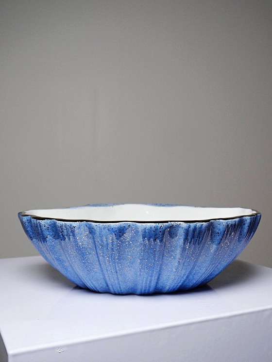 Image 1 of Zeldzame grote vintage Christian Dior sieradenbak uit de jaren 80, gemaakt van keramiek in de vorm van een sint-jakobsschelp.