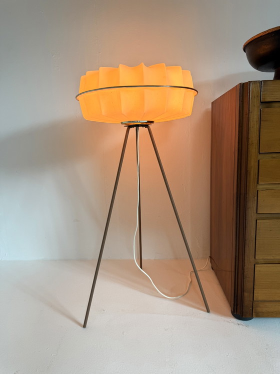 Image 1 of Lampadaire trépied vintage « OVNI », Allemagne années 70