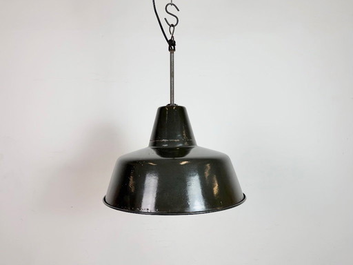 Industriële zwarte emaille fabriekslamp met ijzeren bovenkant, jaren 1950