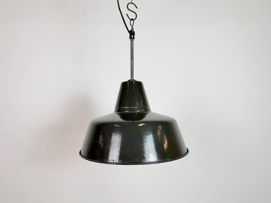 Image 1 of Industriële zwarte emaille fabriekslamp met ijzeren bovenkant, jaren 1950