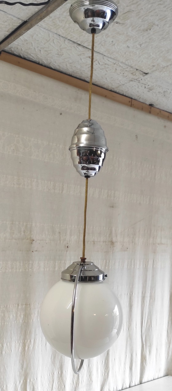 Image 1 of Lampada a sospensione in stile Art Déco in metallo cromato con globo in vetro opalino - metà del XX secolo
