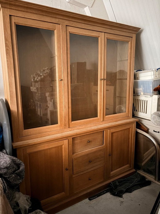 Vitrina de madera con puertas de cristal