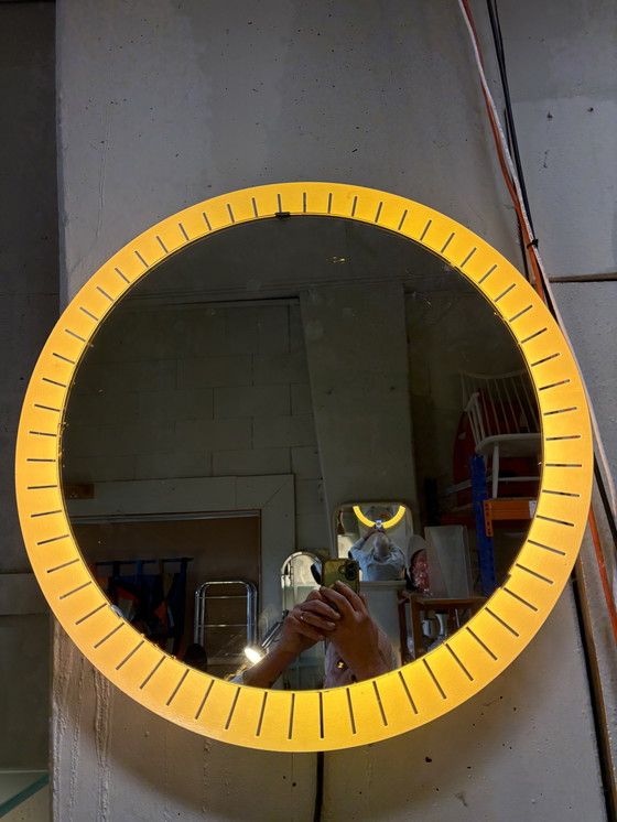 Image 1 of vintage Stilnovo Italie gele verlichte ronde spiegel