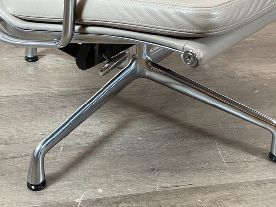 Vitra EA222 Soft Pad – Armchairs, Leather (photo 13 of 15)