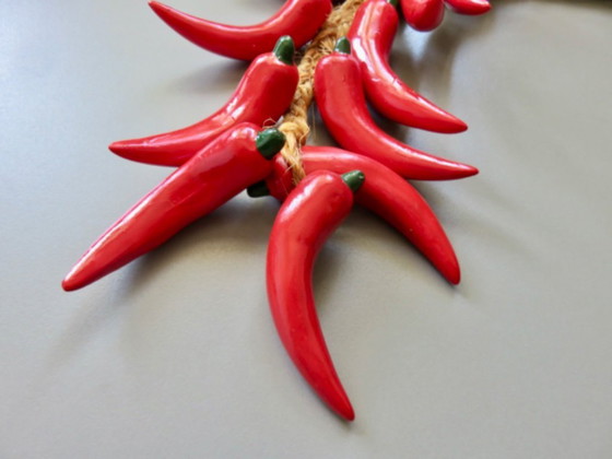 Image 1 of Ghirlanda di peperoni rossi di Espelette in ceramica, un souvenir dei Paesi Baschi.