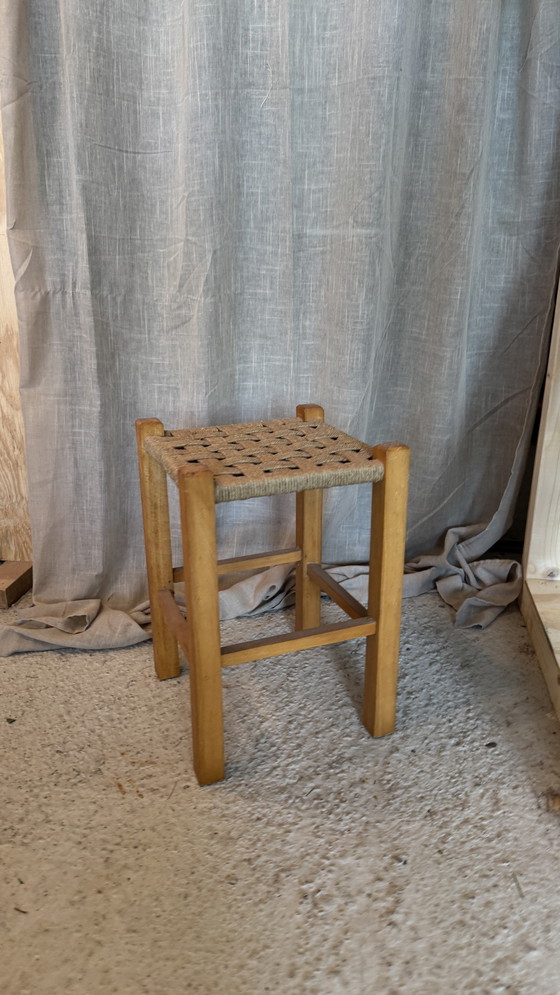 Image 1 of Taburete de mimbre