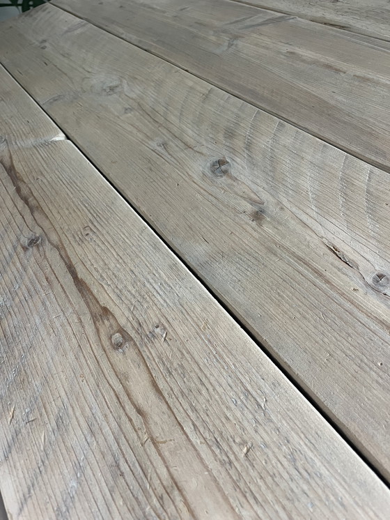 Image 1 of Table à manger robuste en bois massif avec 6 chaises assorties.