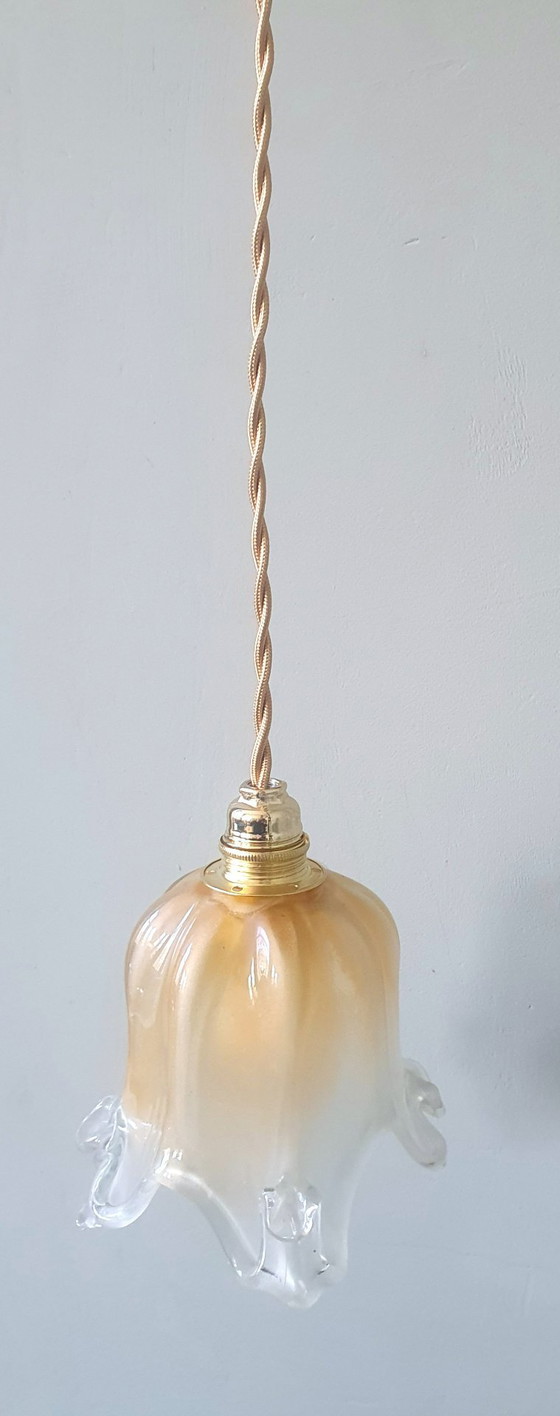 Image 1 of Lampada a sospensione vintage in Murano dalla forma a campana morbida e ondulata.