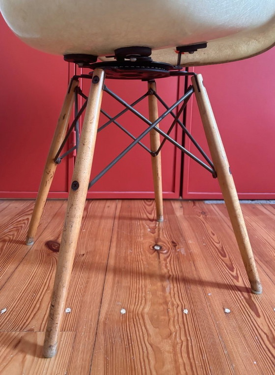 Eames Zenith PAW-stoel uit de jaren 1950, eerste generatie, gemaakt van glasvezel, met draaibare voet. (photo 9 of 15)