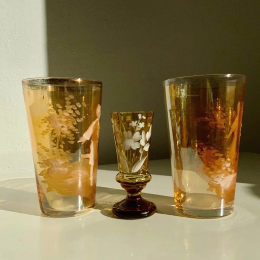 Paar antiker böhmischer Mary Gregory-Trinkgläser aus bernsteinfarbenem Glas, handbemalt mit Emaille, ca. 1890-1910