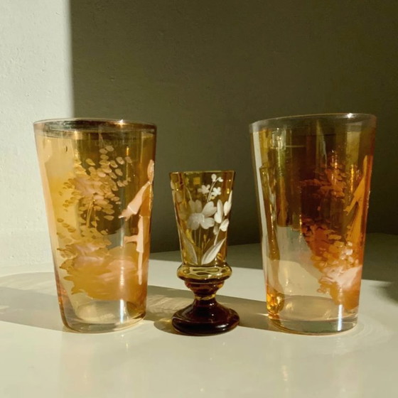 Image 1 of Paar antiker böhmischer Mary Gregory-Trinkgläser aus bernsteinfarbenem Glas, handbemalt mit Emaille, ca. 1890-1910