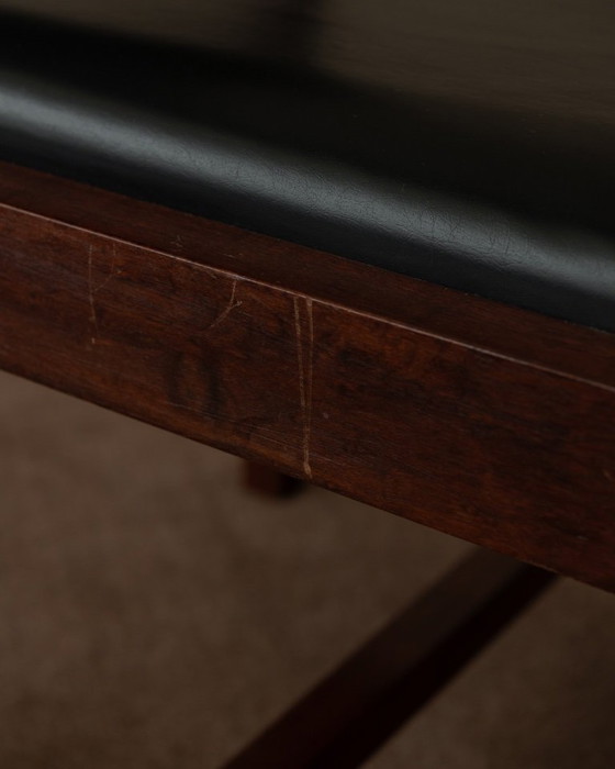 Image 1 of Poltrona vintage in legno e similpelle skai nera, stile scandinavo