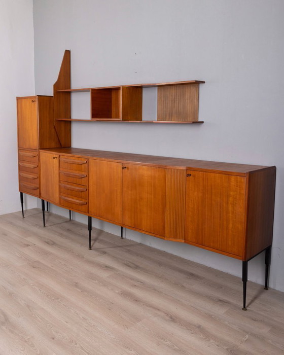 Image 1 of Vintage teakhouten dressoir uit de jaren 60 met wandmontagesysteem, Italiaans design.