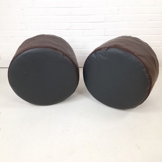 2x Vintage Round Patchwork Leather Pouf Dark Brown 1970s – Footstools & poufs (photo 6 of 7)