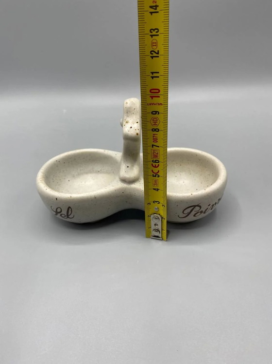 Saliera e pepiera doppie, in gres maculato, con manico a fungo e iscrizione in corsivo marrone. – Stoviglie (photo 4 of 4)