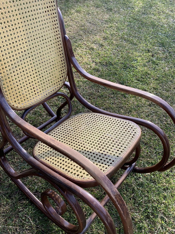 Antiker Schaukelstuhl von Thonet – Schaukelstühle (photo 4 of 6)