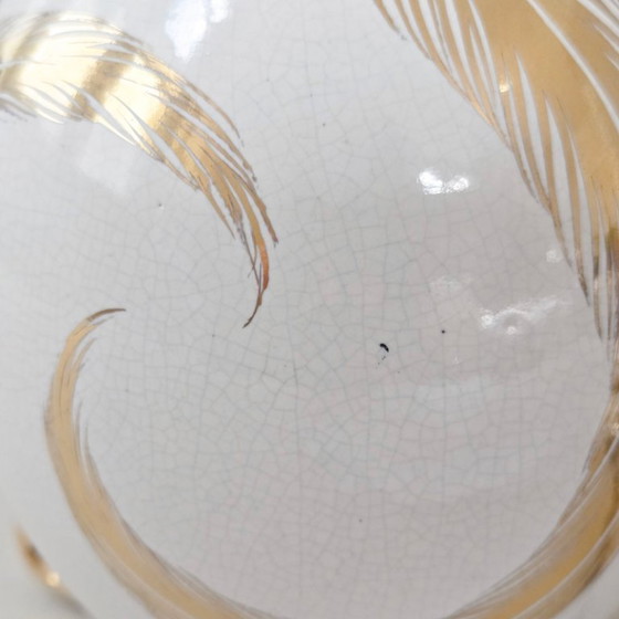 Image 1 of Vintage statieflamp uit de jaren 50, wit en goudkleurig craquelékeramiek, met veren, gesigneerd jaren 50.