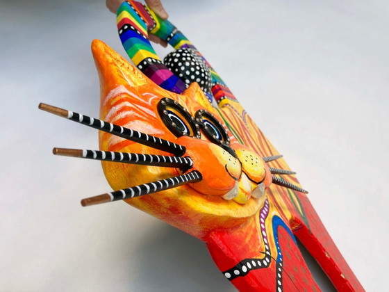 Image 1 of Grande scultura in legno a forma di gatto in stile boho. Realizzata a mano dall'artista.