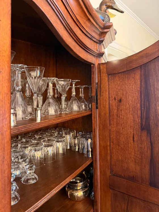 Image 1 of Wohnzimmerschrank aus massivem Walnussholz mit Flügeltüren und zwei Schubladen im Stil der französischen Provence