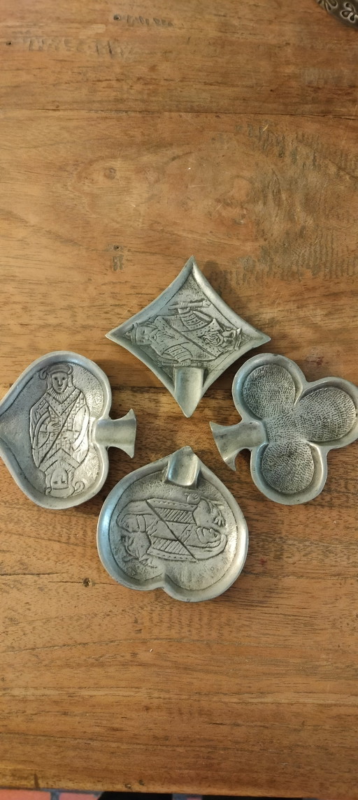 Mini Set Van 4 Asbakjes Met Kaartfiguren Voor Liefhebbers Van Kaarten Uit De Jaren '50/'60 Van E.Warnant Uit Tin Gemaakt