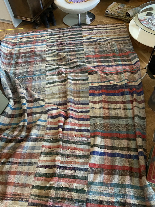 Bellissimo tappeto grande foderato da Roche Bobois