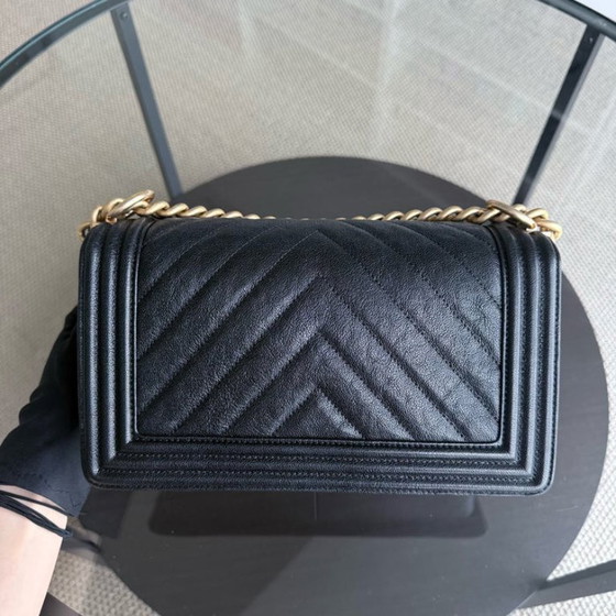 Image 1 of Chanel Boy Medim - Caviar 25CM generfd kalfsleer Chevron Zwart Goudkleurige hardware Serie 26