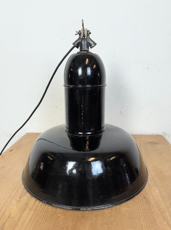 Image 1 of Lampe industrielle en émail noir avec abat-jour en fonte, années 1930