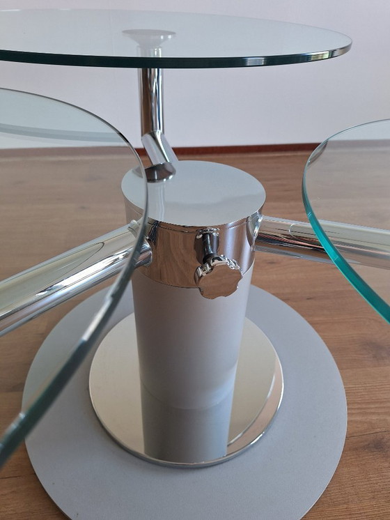 Image 1 of Bellissimo tavolino da salotto/caffè a tre ripiani, Italia, circa 1980.