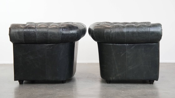 Image 1 of 2 x Ruime zwarte chesterfield fauteuil van generfd rundleer