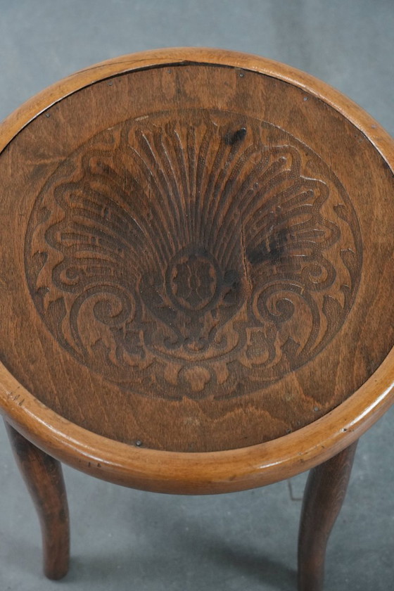 Image 1 of Tabouret ancien en bois courbé de style Thonet, datant du début des années 1900.
