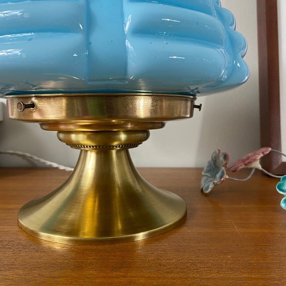 Image 1 of Vintage Art Deco Modernistische lamp van blauw opaalglas en messing.