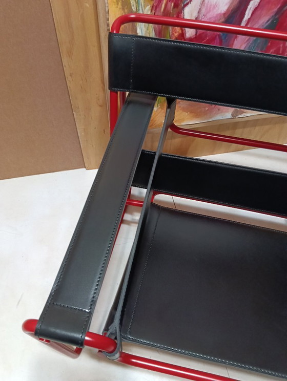 Image 1 of Bolso Knoll Wassily B3 rojo mate, nuevo-usado, en piel negra, de Marcel Breuer.