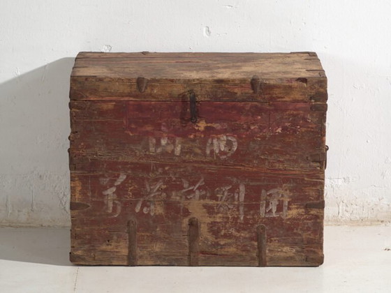 Baule cinese antico dipinto in legno di pino – Cina, circa 1920 – Armadi contenitori, Industrieel (photo 34 of 40)