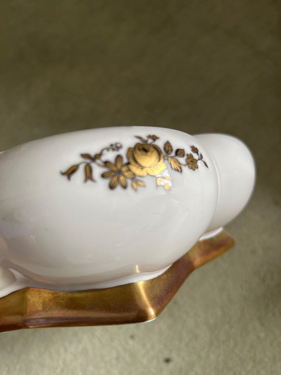 Image 1 of Ángel de porcelana sobre una esfera dorada