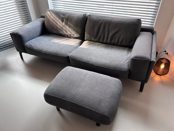 Image 1 of 2x Leolux Bellice Sofas + Fußhocker