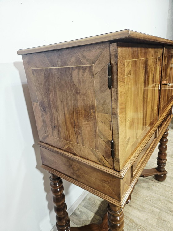 Mobile barocco in noce del XIX secolo con intarsi e gambe tornite – Credenze con vetrina, Wood, Barok (photo 8 of 29)