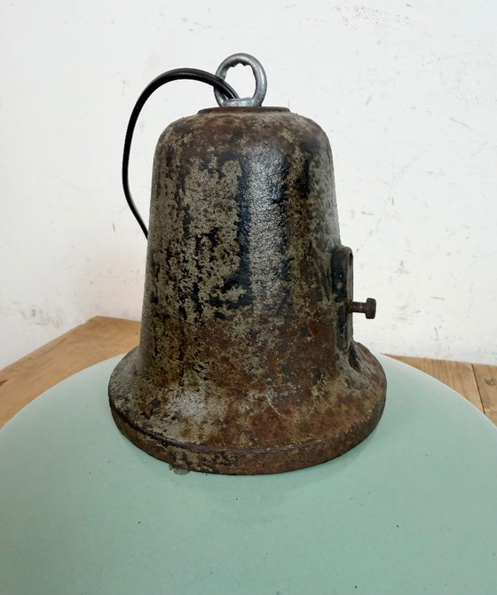Image 1 of Industriële fabriekslamp van petroleum-email met gietijzeren bovenkant, jaren 60