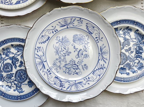Image 1 of 6 piatti vintage in porcellana bianca e oro + 6 piccoli piatti Ridgway giacobini blu spaiati