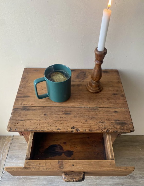 Image 1 of Mesita de noche rústica antigua de madera maciza: una pieza auténtica y cálida.