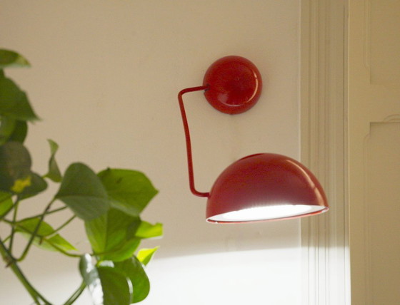 Image 1 of Vintage Italiaanse wandlamp, rode metalen wandlamp, mid-century modern, space age leeslamp